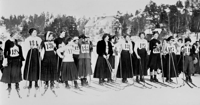 People with skis at the start line of a race